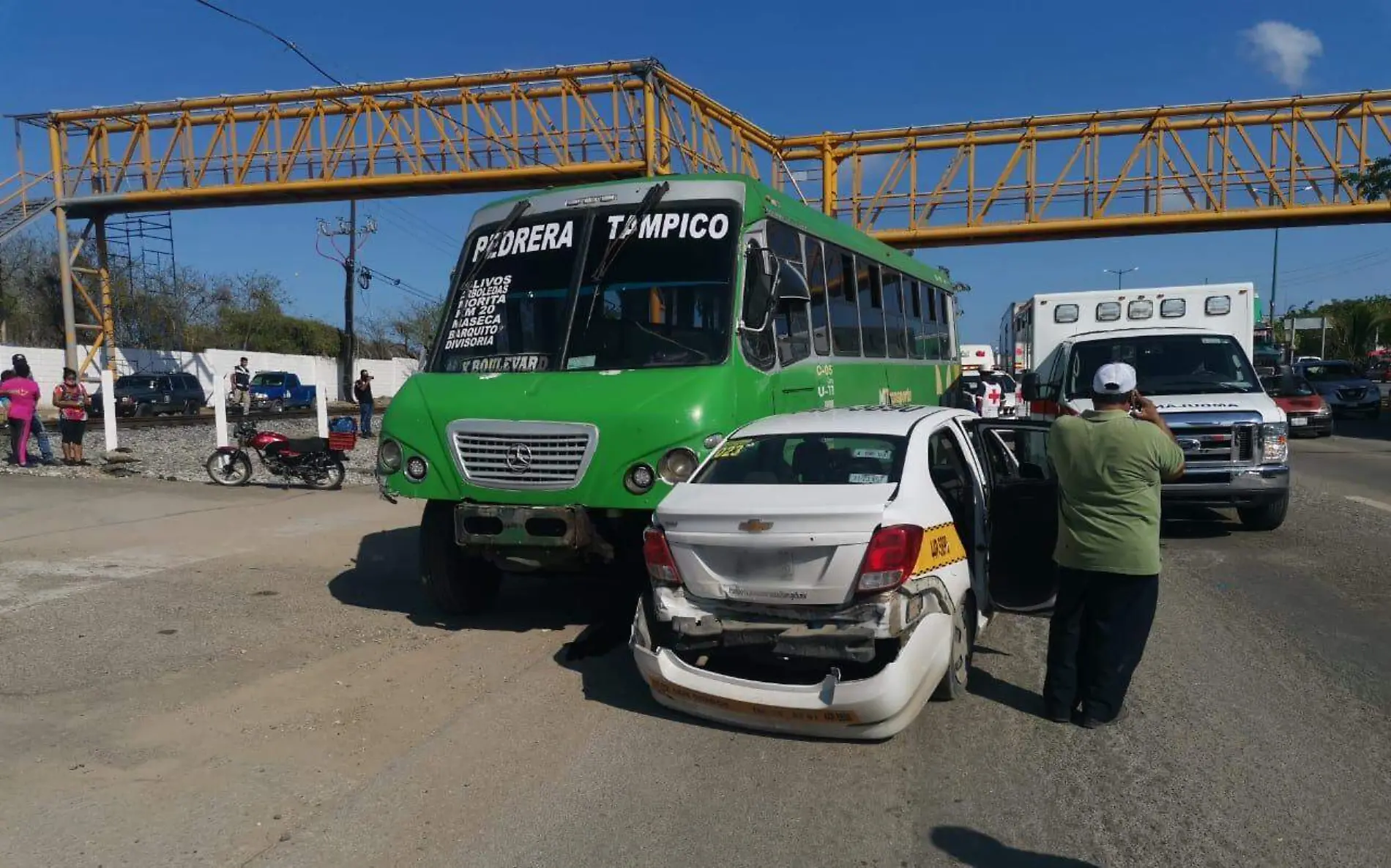 Microbús se queda sin frenos a la altura de La Retama José Castillo (4)